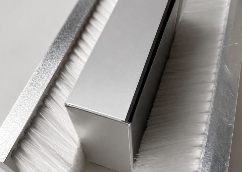 Cepillo lineal con fibra de nylon y base de aluminio para guiado y frenado en bandas transportadoras